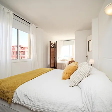 Cozy Near The Sea With Private Parking